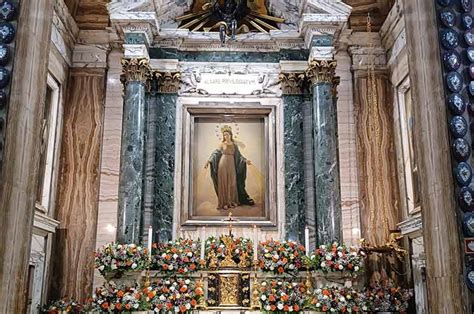 Pellegrini e fedeli in preghiera nella cappella della Madonna del Miracolo