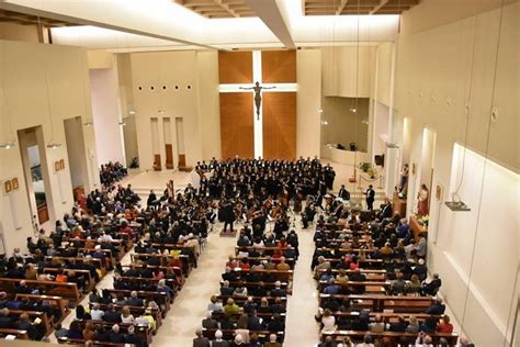 Chiesa di Sant’Achille a Molfetta durante una celebrazione