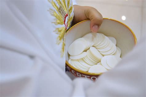 Mano che riceve l'eucaristia durante la comunione