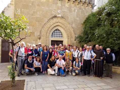 pellegrini in Terra Santa davanti a un edificio storico