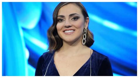 Foto di Cristina Scuccia con l'abito monastico sul palco di The Voice