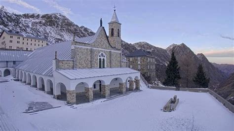 Veduta panoramica del Santuario di Sant'Anna di Vinadio con le montagne circostanti
