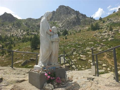 Foto della Roccia dell'Apparizione con le statue