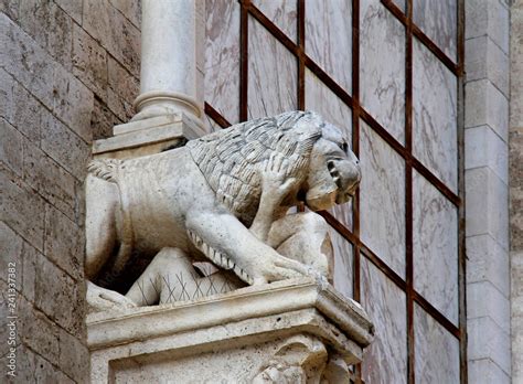 Dettaglio del leone stiloforo sulla facciata della chiesa