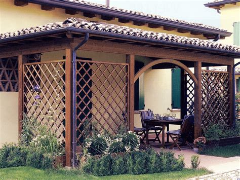 Fotografia di una villa veneta restaurata con giardino curato e porticato in legno.