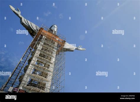 Illustrazione storica: fase di costruzione della statua del Cristo Redentore a Rio