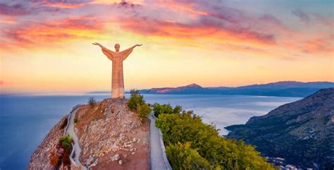 Foto della statua del Cristo Redentore in Terra d'Otranto con paesaggio rurale