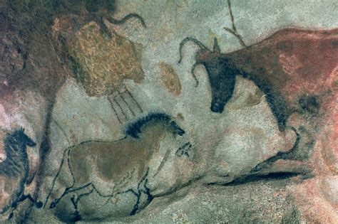 Affresco rupestre raffigurante simboli taurini e figure femminili