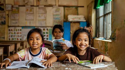bambini che ricevono aiuto in un progetto delle suore pallottine