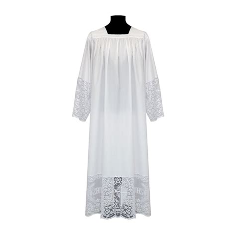 Foto di un camice sacerdotale bianco con pizzo elaborato sul fondo e sulle maniche