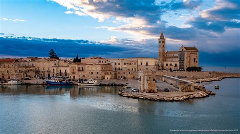 Foto panoramica della Cattedrale di Trani al tramonto, con il mare sullo sfondo