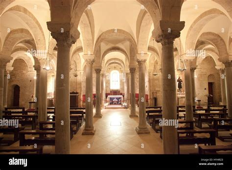 Interno della Cripta di San Nicola il Pellegrino con le colonne in marmo bianco