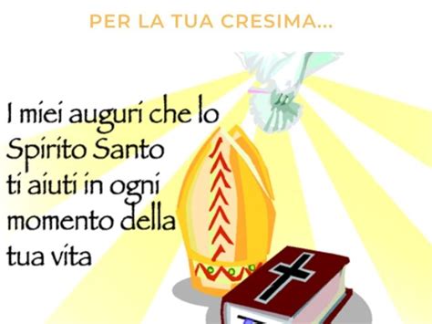 Ragazzo o ragazza che riceve un sacramento della Cresima, con un biglietto di auguri in mano