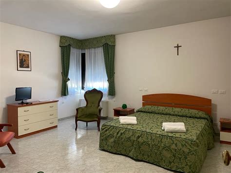 Interno di un convento o casa per ferie con atmosfera accogliente