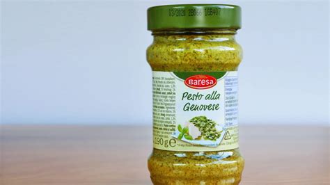 Pesto alla genovese fresco in un barattolo di vetro