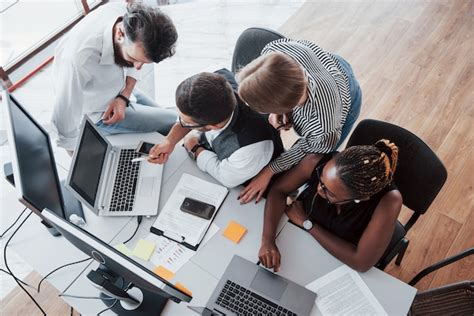 persone che lavorano insieme in un campo, simbolo di speranza e collaborazione