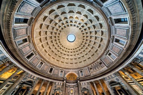 Interno della cupola con dettaglio dei trafori e delle statue degli Evangelisti
