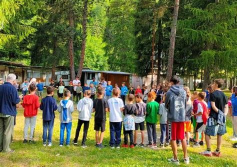 Foto di gruppo di bambini e animatori durante le attività estive del Gr.Est