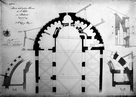 Dettaglio dell'abside esterna della Chiesa di Santa Maria Assunta, evidenziando gli archetti pensili e le lesene romaniche.