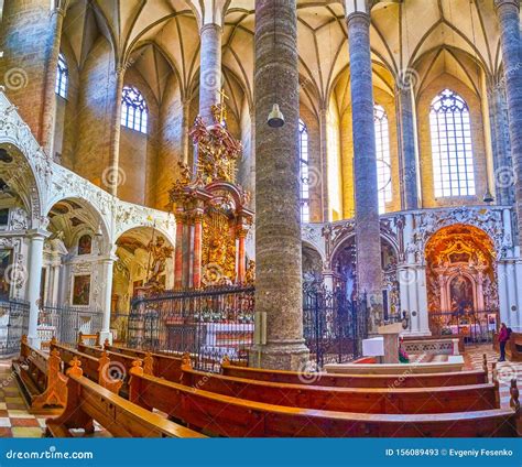 chiesa francescana con pellegrini in preghiera