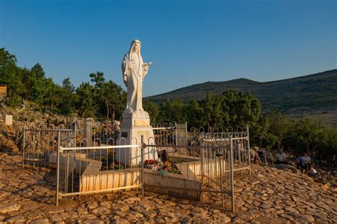 Medjugorje: panorama della città con nuove costruzioni e pellegrini