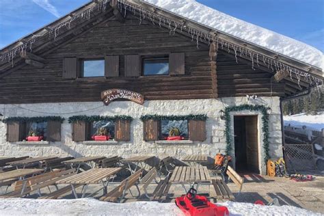 Esterno del Ristorante Due Pini a Madonna di Campiglio con elementi alpini e vista sul paesaggio