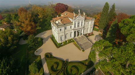 Foto aerea di Villa D'Andrea immersa nel verde del Bosco di Santo Pietro