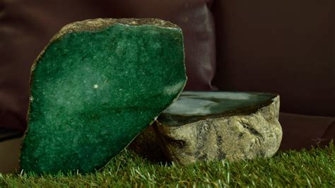 Foto di una pietra di giada verde lucida, con enfasi sulle sue sfumature naturali