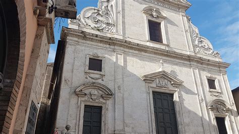 Illustrazione stilizzata della facciata della Concattedrale di Santa Maria Assunta a Vieste, evidenziando elementi romanici e barocchi.