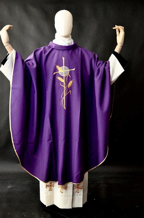 paramenti liturgici viola su un altare spoglio