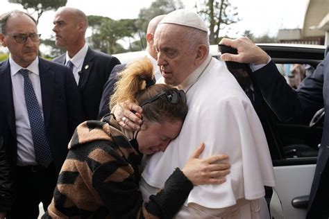 Papa Francesco che abbraccia un fedele