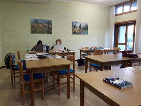 Foto degli spazi comuni di un collegio universitario con area studio e cucina attrezzata