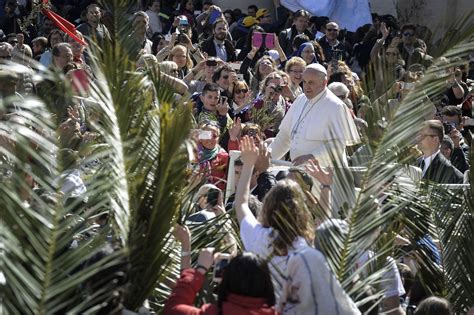 Benedetto XVI in processione durante la Domenica delle Palme