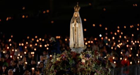 Processione mariana serale con candele e la statua della Madonna di Fatima
