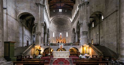 Foto esterna della Pieve di Santa Maria Assunta con il campanile