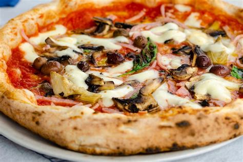 Foto ravvicinata di una pizza capricciosa di Fermento con ingredienti visibili