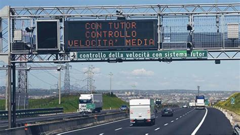 Foto di un autovelox tutor sul Viadotto Giubileo del 2000 con segnaletica stradale