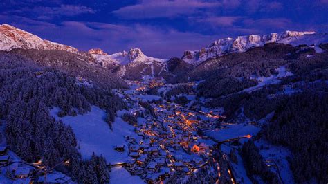 Veduta panoramica della Val Gardena con focus sulla ricchezza del patrimonio artigianale del legno