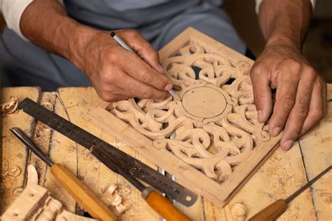Dettaglio di un artigiano di Ortisei che intaglia il legno con strumenti tradizionali