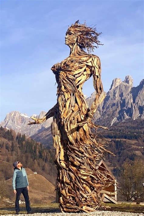 Bottega artigianale di sculture in legno con esempi di opere esposte
