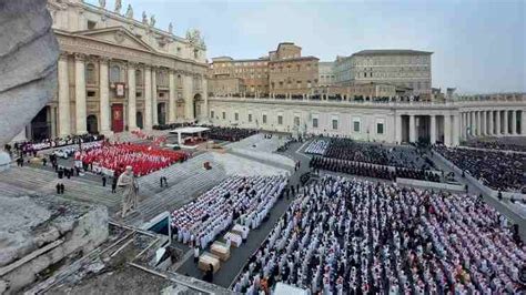 Immagine di Piazza San Pietro gremita di fedeli durante la beatificazione di Giovanni Paolo II