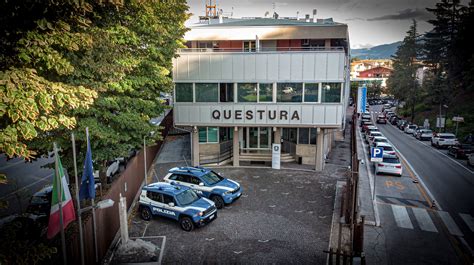 Foto di un'auto della polizia o questura di Trento