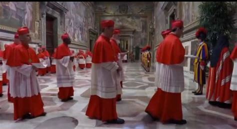 Processione dei cardinali verso la Cappella Sistina