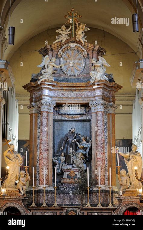 Foto di un altare maggiore di una chiesa cattolica tradizionale con tabernacolo centrale