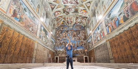 Foto della Cappella Sistina vuota che rappresenta la scomparsa dei cardinali