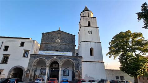 Foto della chiesa di Santa Croce a Somma Vesuviana durante i funerali
