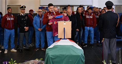 Immagine del corteo funebre con il feretro avvolto nel tricolore