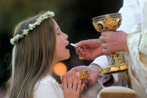 Fedeli che ricevono la Santa Comunione
