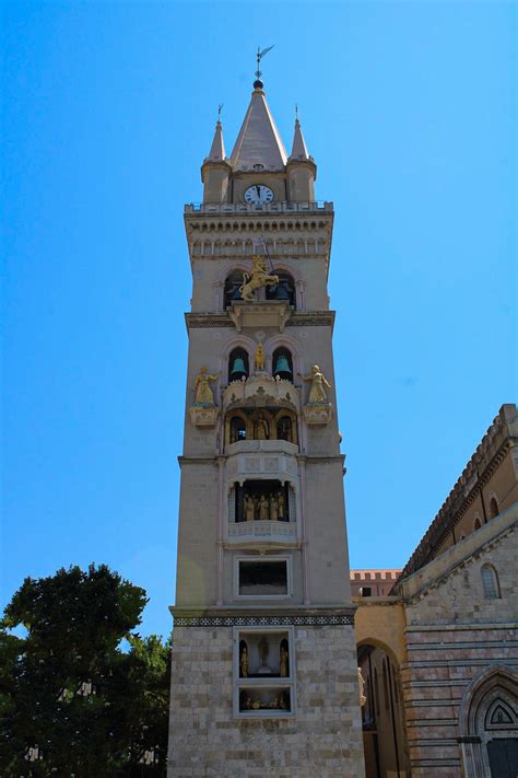 Facciata del Duomo di Messina con il campanile