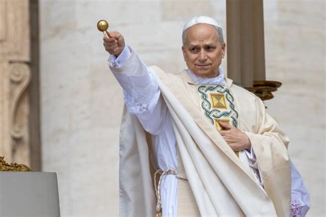 Foto ravvicinata del Santo Padre mentre impartisce la benedizione durante un'udienza in Piazza San Pietro
